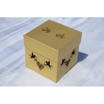 Złote tekturowe pudełko z amorkami